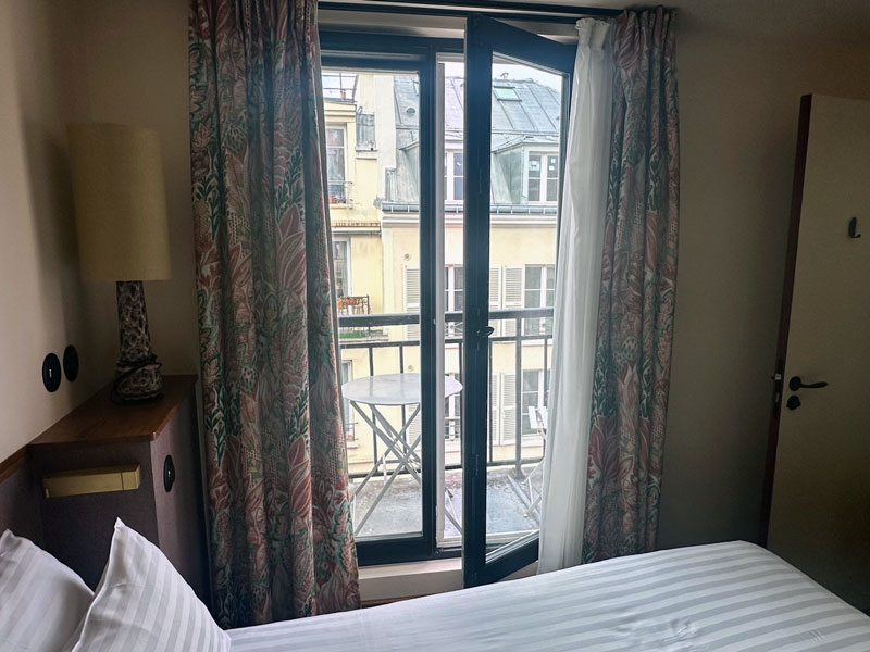 Betaalbare hotelkamer met balkon in Parijs