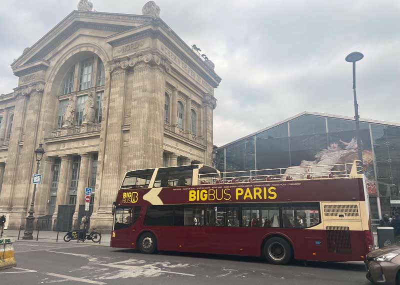 BigBus in Parijs, herkenbaar aan de bordeauxrode kleur