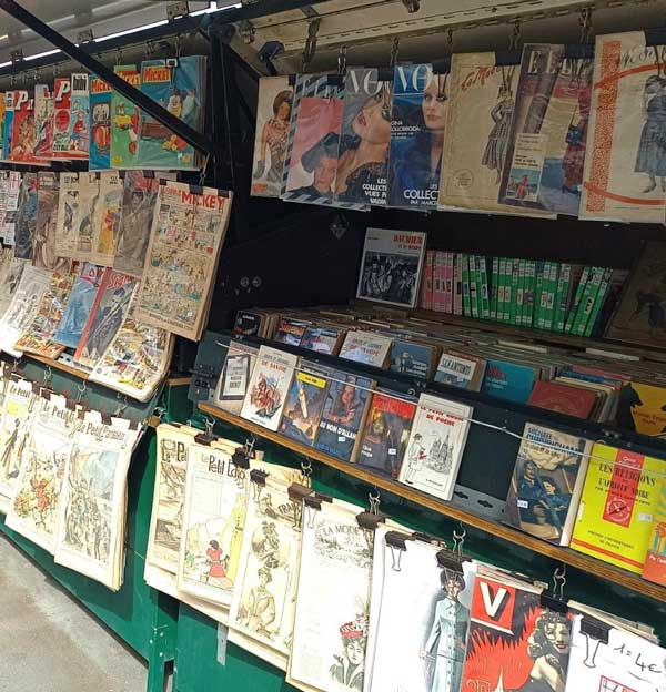 Verkoop van boeken, posters en tijdschriften langs de Seine in Parijs