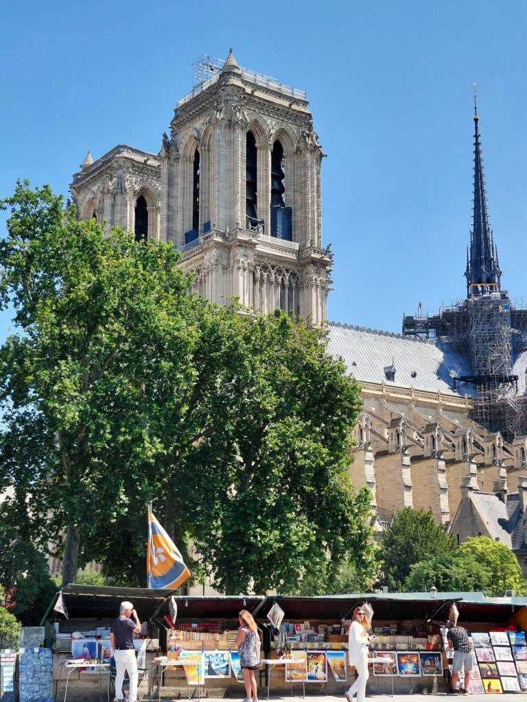 Boekenstalletjes bij de Notre Dame