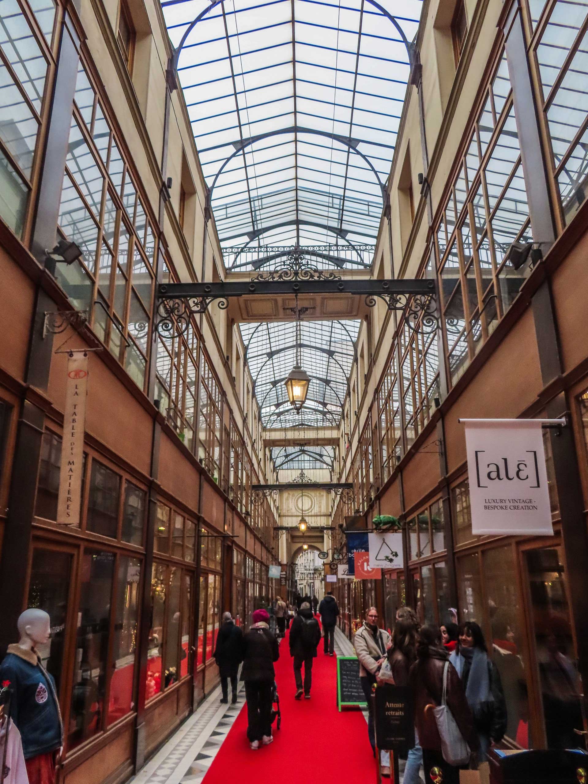 Passage du Grand Cerf in Parijs, met een hoog dak, rode loper. In het 2e arrondissement.
