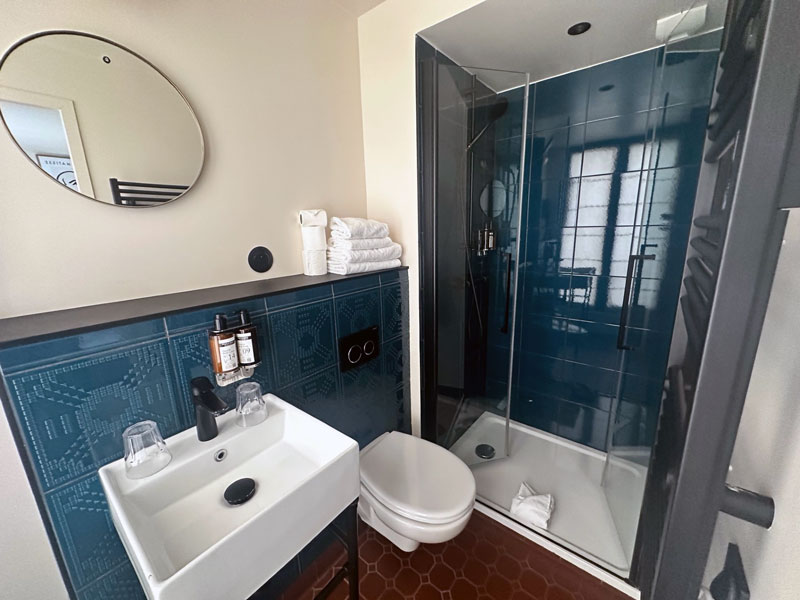 Schone badkamer, eerlijke review Hotel Ernest Parijs