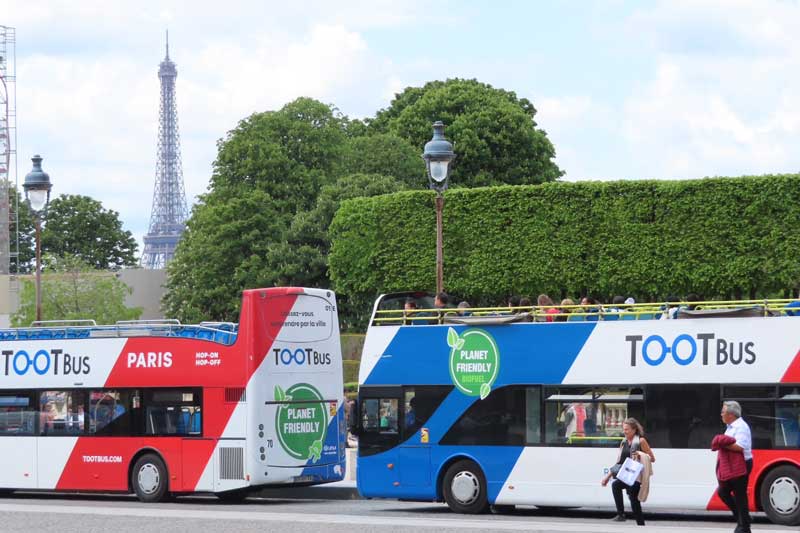 Tootbus Parijs, de hop-on-hop-off bus in blauw-wit-rood kleuren