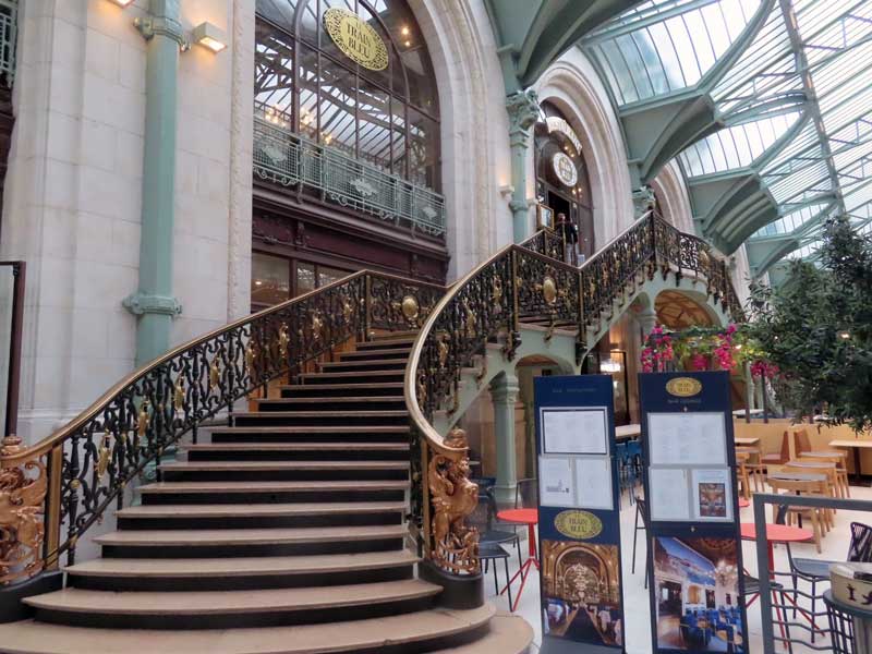 Midden in het treinstation vind je een trap naar restaurant Le Train Bleu