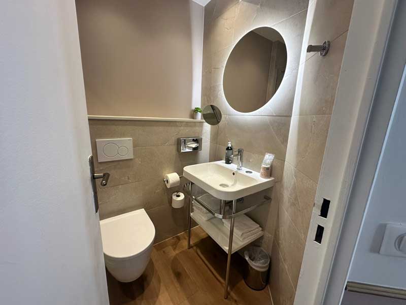 Hotelreview Hotel Acadia in Parijs: een nette, schone badkamer