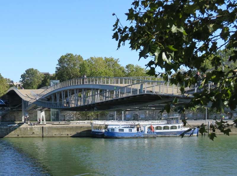 Zwevende brug bij Parc de Bercy