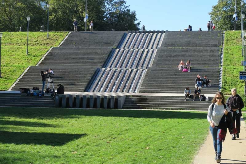 Waterval als kunstobject bij Parc de Bercy