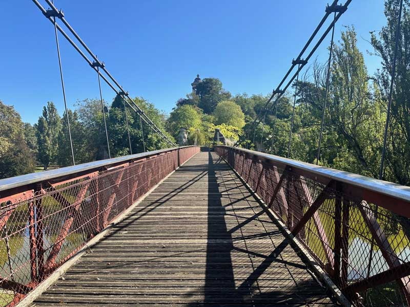 De hangbrug in Parc des Buttes-Chaumont in Parijs
