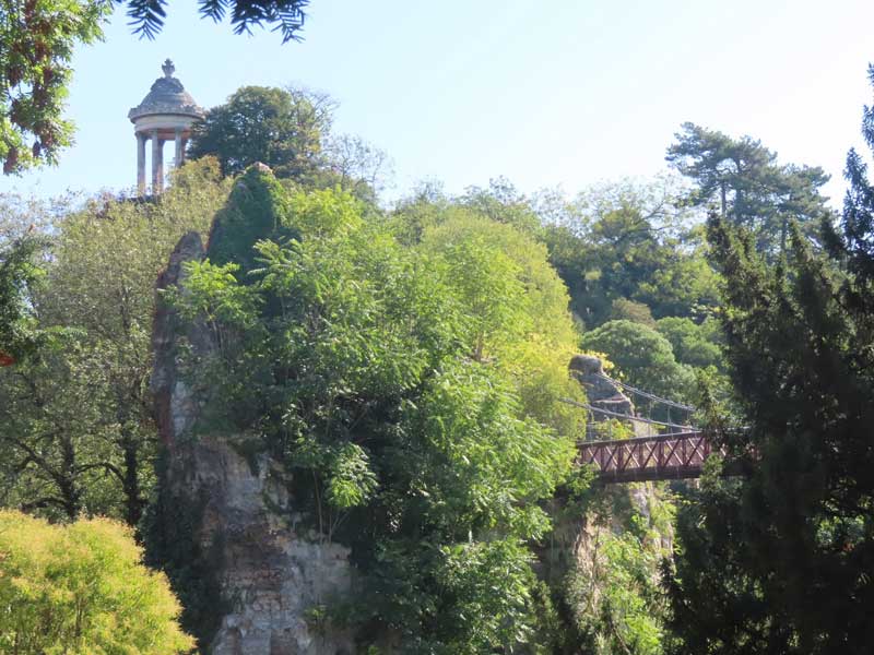Mooiste park in Parijs met tempel, hangbrug en waterval!