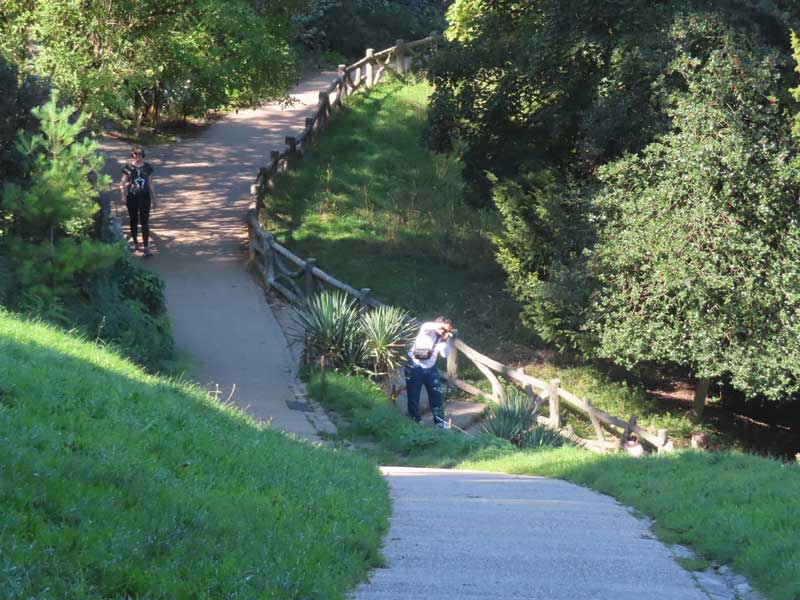 Prachtig park op een heuvel in het 19e arrondissement van Parijs. Hier zie je goed hoe op een pad het hoogteverschil is.