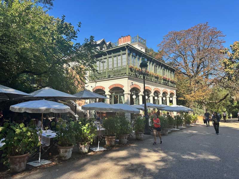 Mooi theehuis in Parc des Buttes Choumont in het 19e arrondissement van Parijs