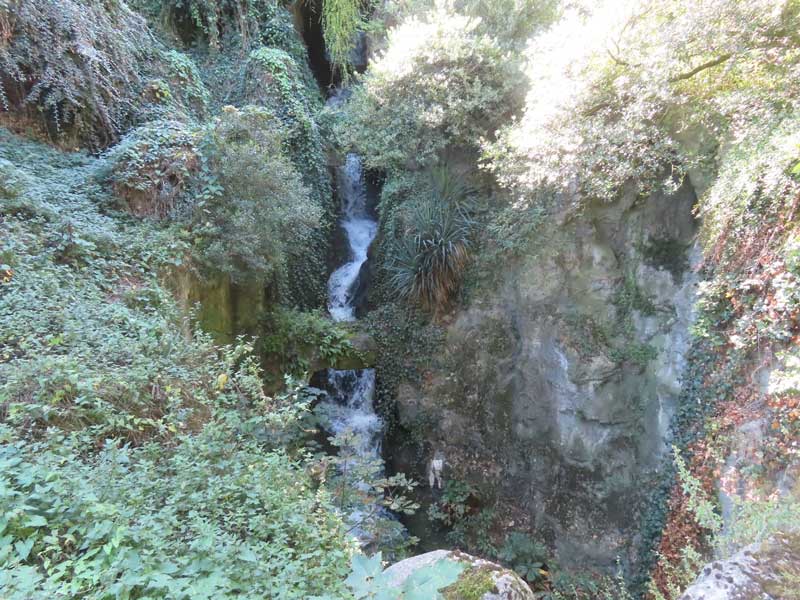 Waterval in een park Parijs