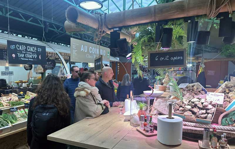 Marché des Enfants Rouges, de oudste markt van Parijs, met fruit/groente, vis en foodkraampjes