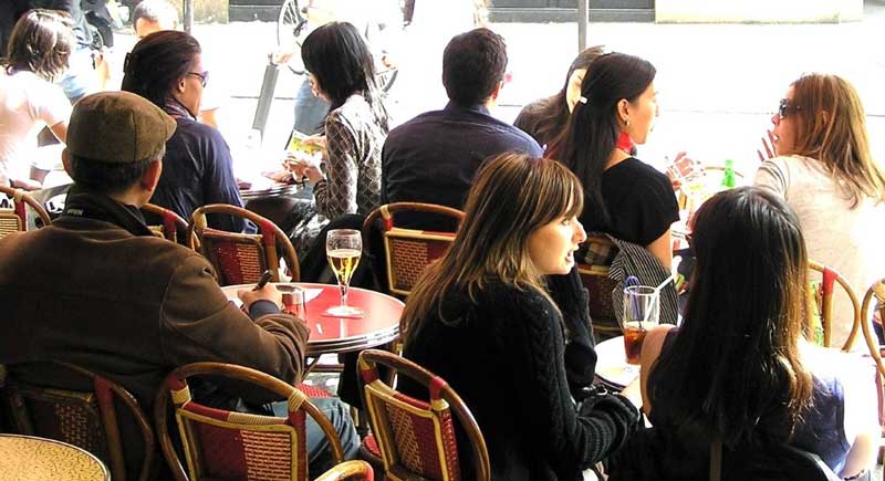Apèro: nog even een drankje op een terras in Parijs met vrienden of collega's voor je naar huis gaat of gaat eten