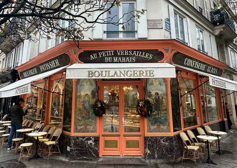 Een hele oude, authentieke boulangerie/patisserie in Parijs bezoeken: Ga naar Boulangerie Au Petit Versailles du Marais
