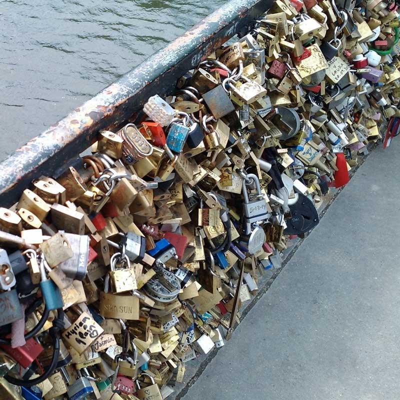 Bruggen met hangslotjes in Parijs