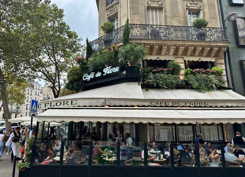 Café de Flore in het 6e arrondissement van Parijs, een zeer populair café in Saint-Germain-de-Pres