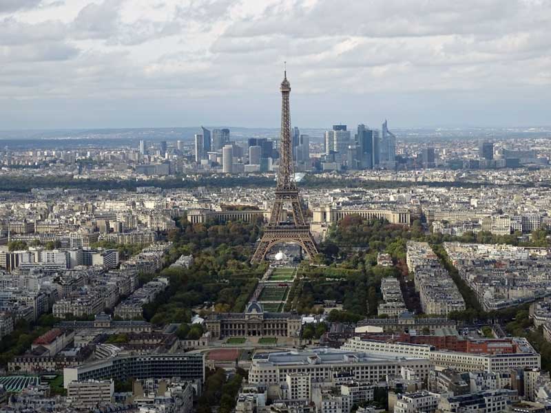 Eiffeltoren en Champ-de-Mars, in het 7e arrondissement van Parijs