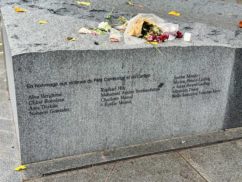De herdenkingstuin in Parijs, achter het stadhuis, met de namen van 130 slachtoffers van de aanslagen november 2015
