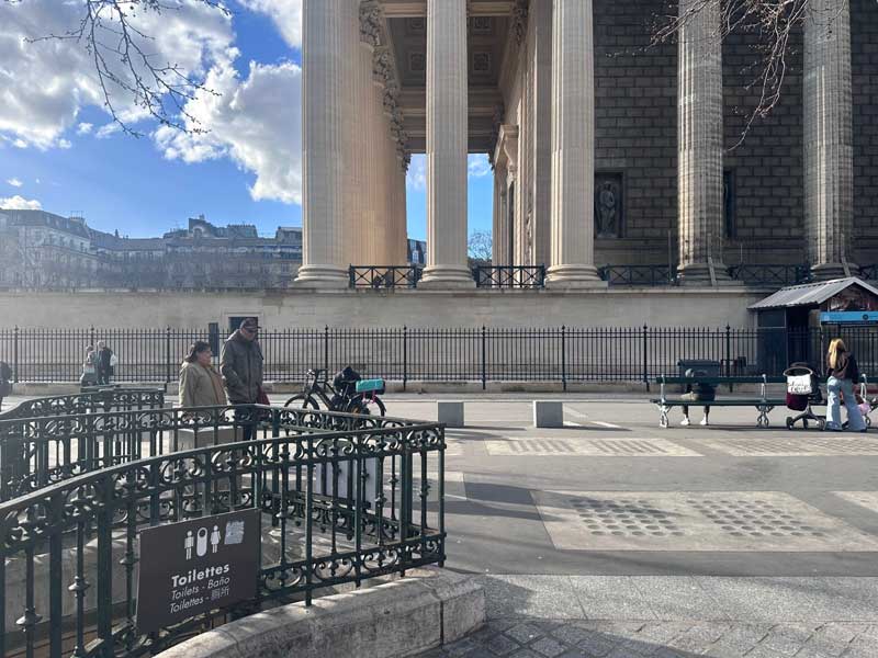 Historisch toilet in Parijs op Place de la Madeleine (8e)