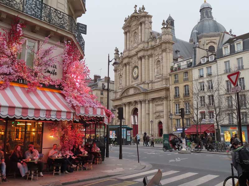 Kerk Saint-Paul-Saint-Louis in Parijs (4e) met daarvoor het populaire restaurant onder influencers: La Favorite