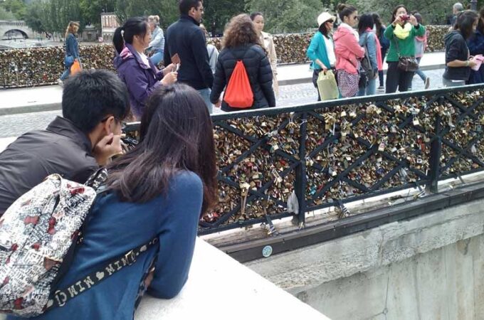 Liefdesslotjes aan de brug in Parijs