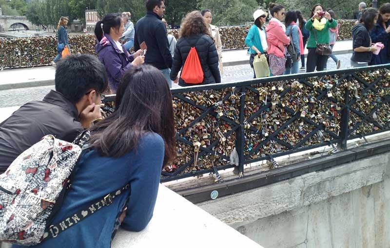 Liefdesslotjes aan de brug in Parijs