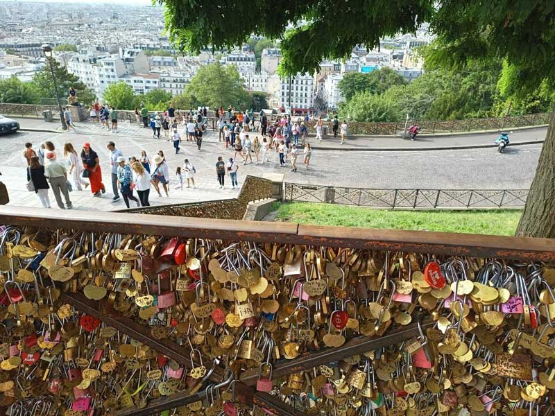 Liefdesslotjes bij de Sacré-Coeur