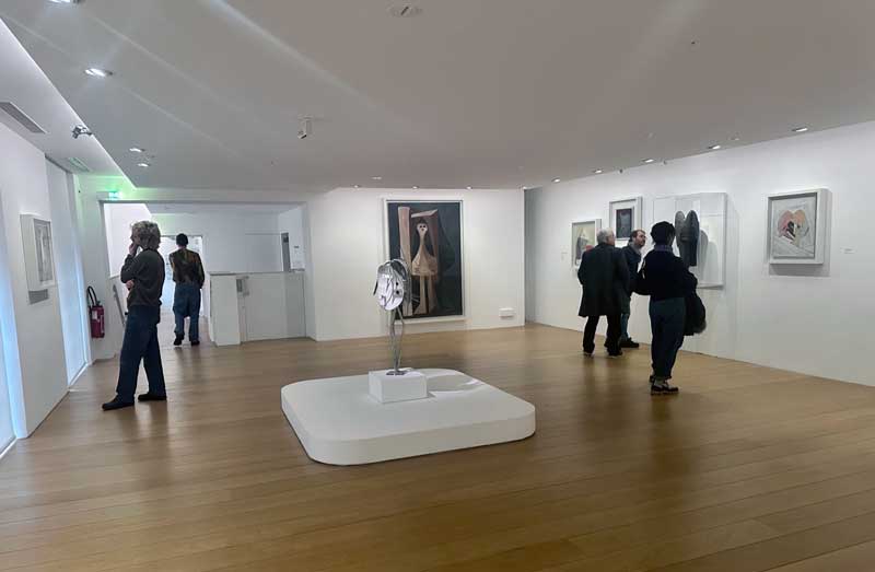 Picasso Museum bezoeken in het 3e arrondissement van Parijs . Op de foto bekijken bezoekers werken van Picasso in een van de vele zalen.