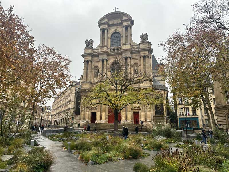 Place Saint Gervais met de oude kerk en daarvoor de herinneringstuin.