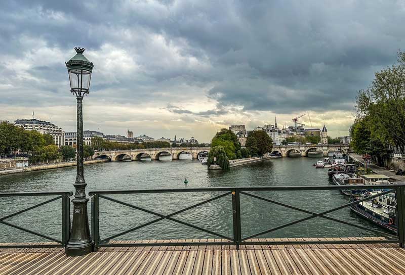 Pont des Arts, voorheen volgehangen met liefdesslotjes, nu geliefd vanwege de prachtige uitzichten.