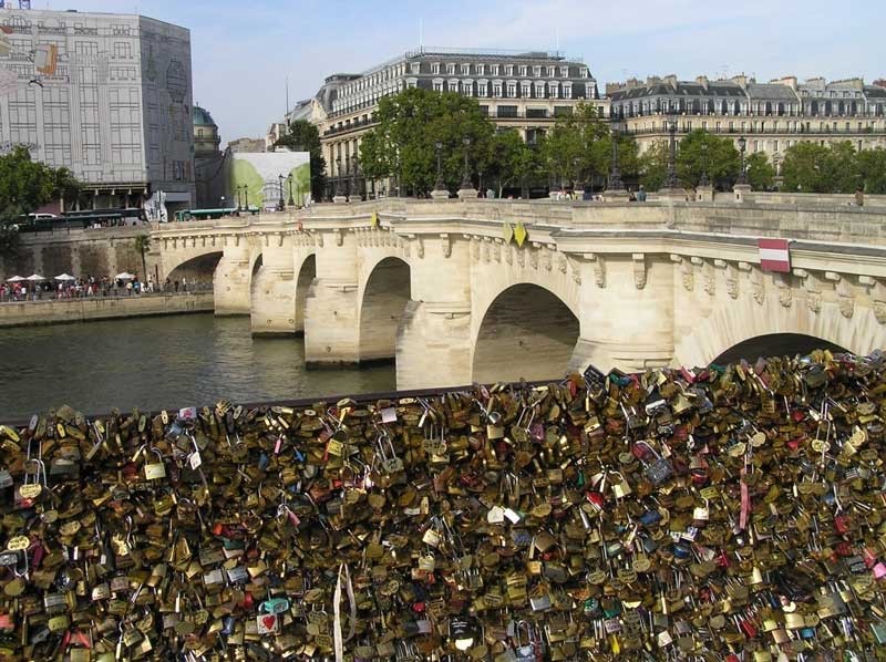 Hangslotjes bij Pont Neuf
