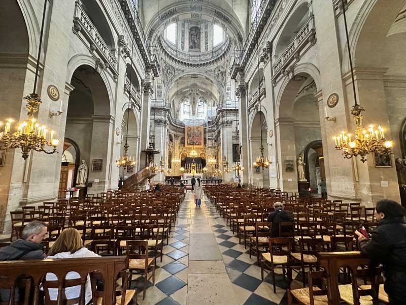 Ook van binnen is de kerk Saint-Paul-Saint-Louis prachtig. Zeker een bezoek waard.
