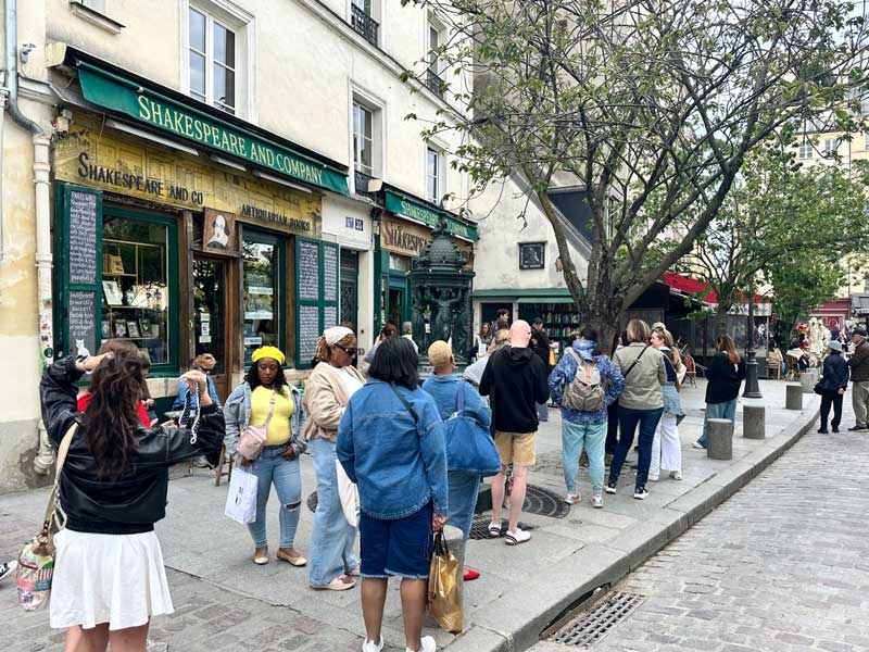 De beroemde boekhandel Shakespeare and Company in de wijk Quartier Latin in Parijs. Hier staat vaak een lange rij van mensen die de boekhandel willen bezoeken