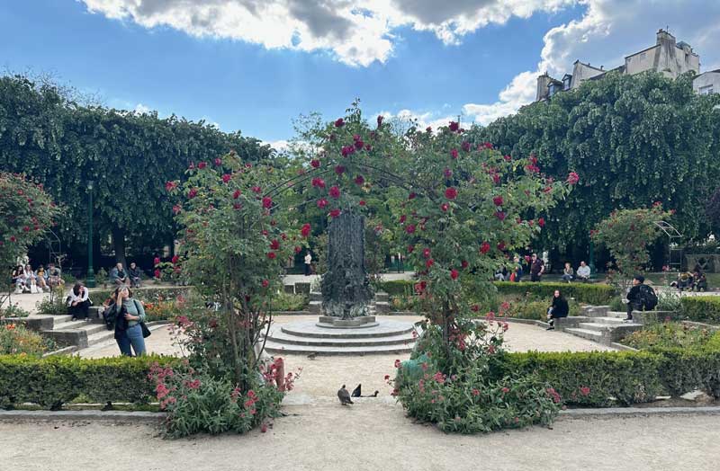 Square René-Viviani in Parijs