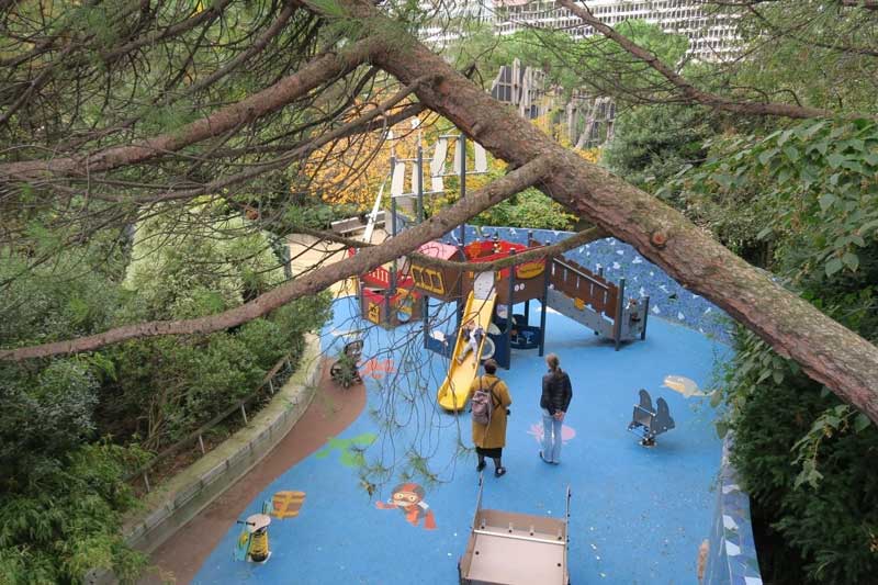 Bijzondere architectuur in Jardin Atlantique. Daarom heeft de grond van deze speeltuin een blauwe kleur.