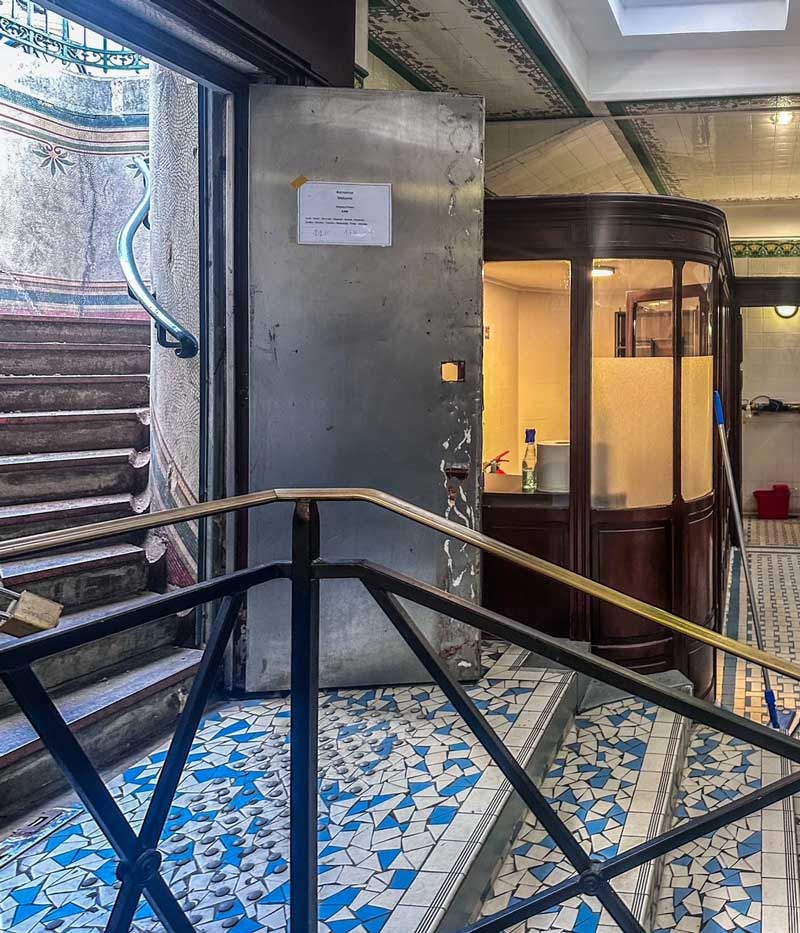 Historisch openbaar toilet, toilet als bezienswaardigheid, in Parijs