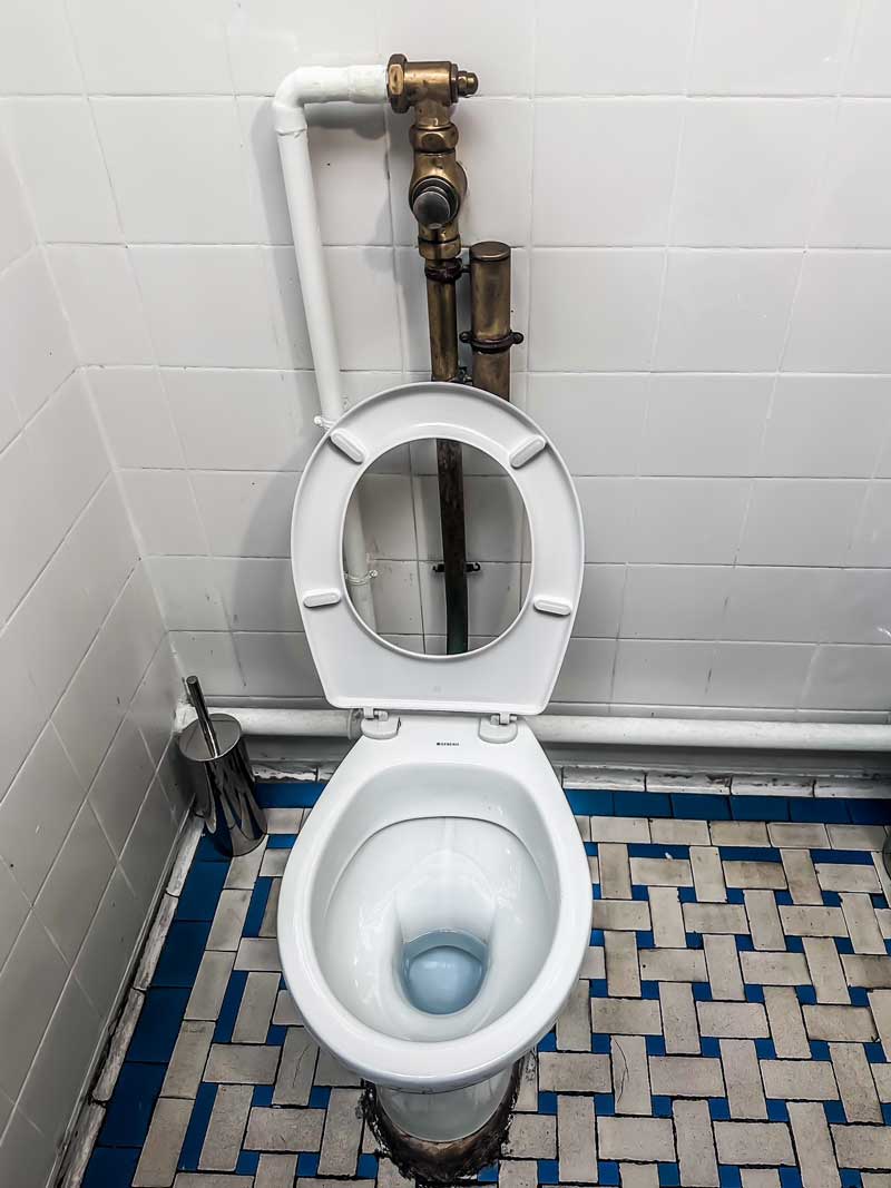 Schoon openbaar toilet in Parijs