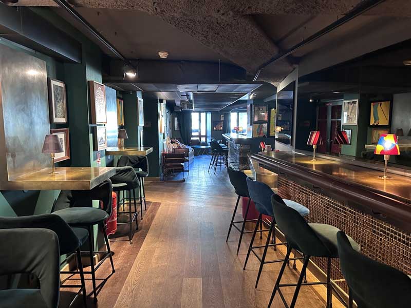 De bar in 25Hours Hotel in Parijs